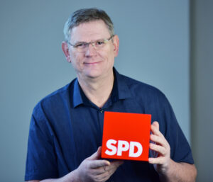 Foto von Frank mit SPD-Würfel in der Hand